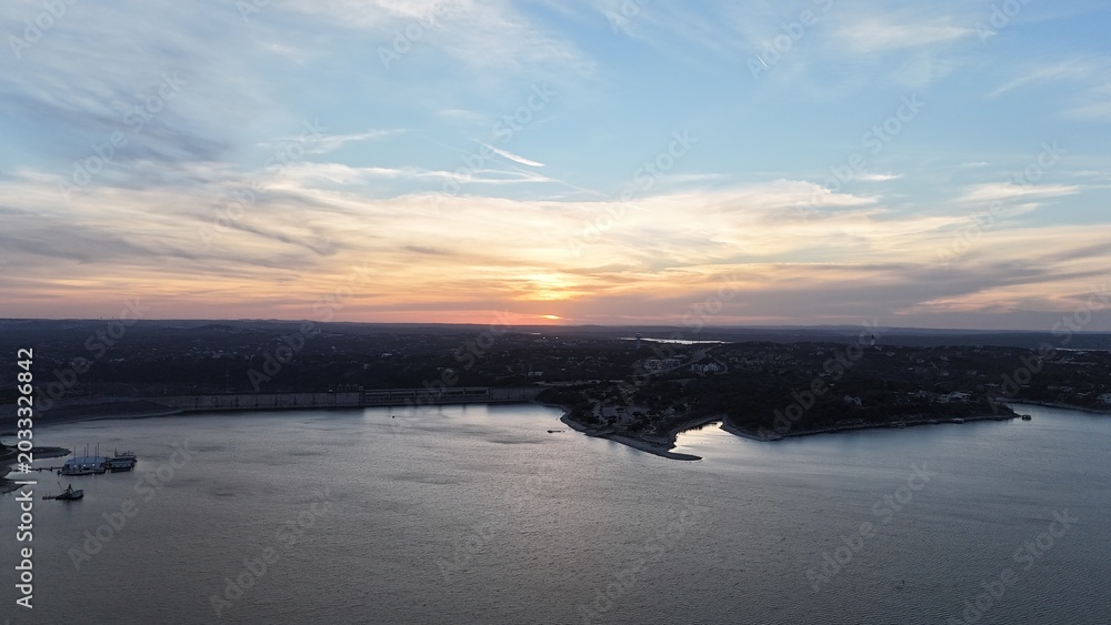 Obraz premium Hazy sunset overlooking the Texas hills and lakes