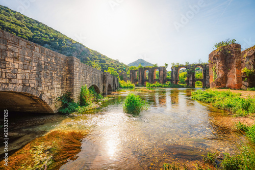 Foto The ancient aqueduct that provided water to Nikopolis.