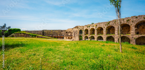 Foto Ioannina city in Greece inside Ioannina byzantine castle fort of turkish ottoman empire and Ali Pasha