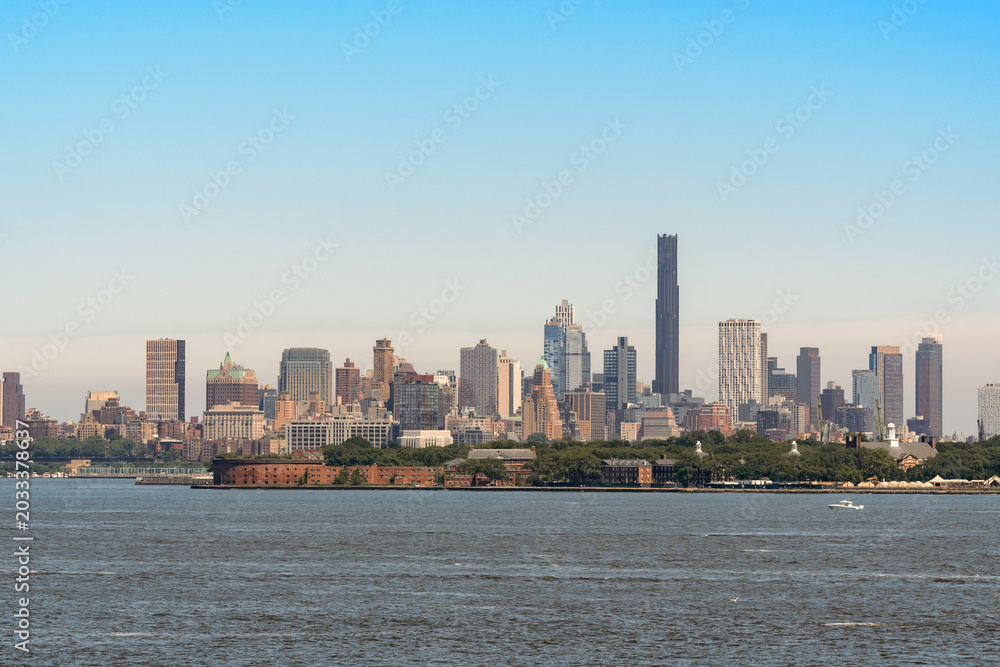 Obraz premium Brooklyn Skyline and Governor's Island View from New York Harbor