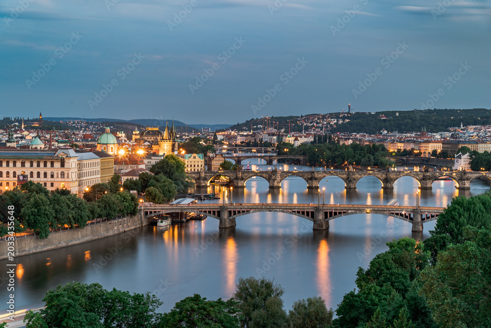 Obraz premium Twilight View of Prague Bridges Over the Vltava River