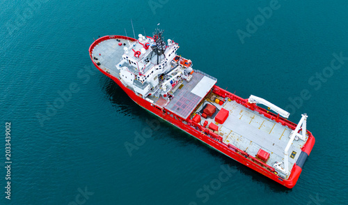 Foto High angle top down look at an offshore service vessel highlighting open deck