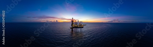 Fotografía Aerial panoramic view of offshore jack up rig and offshore platform