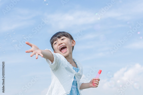 公園でシャボン玉をする女の子