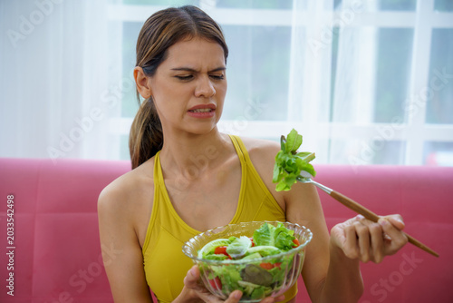 Fotografía Woman salad disgust picky lettuce tomato young adult frowns holding chopsticks o