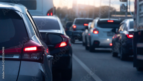 Foto Perspective from between cars gridlocked in a multi-lane traffic jam during twilight