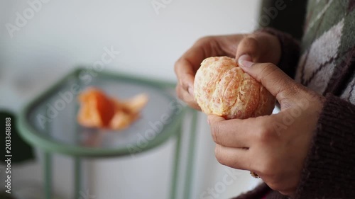 How to peel an orange in simple steps