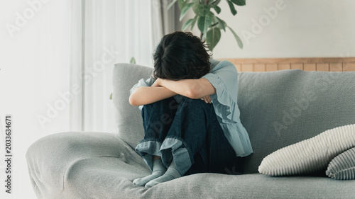 Tableau sur toile ふさぎ込んで落ち込む女性, Depressed and Withdrawn Woman