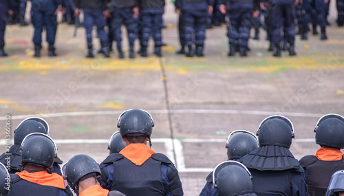 Cuadro en lienzo Riot police are undergoing field training to deal with riotous crowds