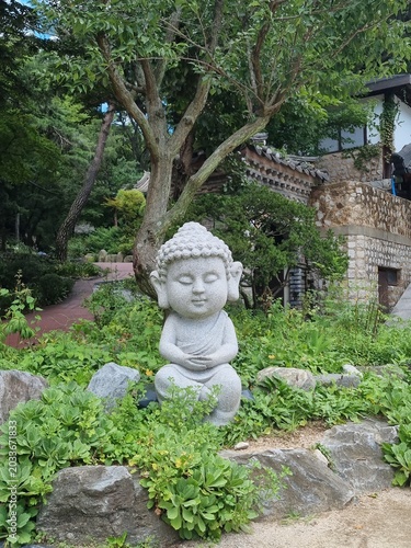 기도하는 귀여운 동자