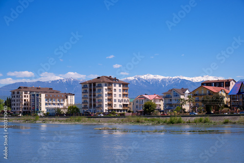 Foto Mzymta river in the Adler district of Sochi in spring