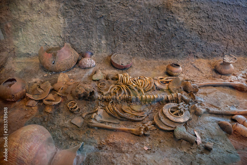 Billede på lærred Human skeleton with ancient jewelry or clothing and food containers at the Ban Non civilization site, a temple that is more than 4,000 years old, Non Sung, Nakhon Ratchasima Thailand