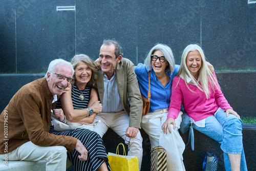 Fotografía Senior friends enjoying urban shopping together