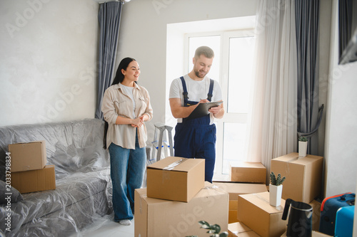Canvastavla Woman discussing moving service with professional mover