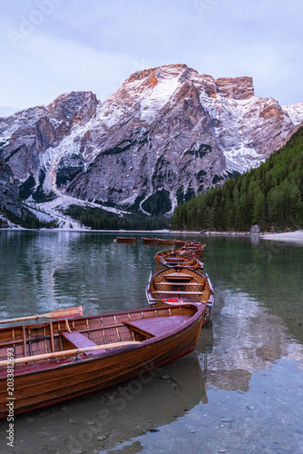 Fotografie Pragser Wildsee - Lago di Braies - Frühling - Dolomiten - Sonnenaufgang