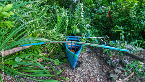 Fotografía A small boat with counterweights used by Indonesians to fish in coastal waters