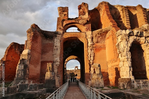 Fotografija Santa Maria Capua Vetere - Accesso all'anfiteatro romano al tramonto