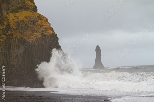 Foto Vague frappant les falaises de Reynisfjara