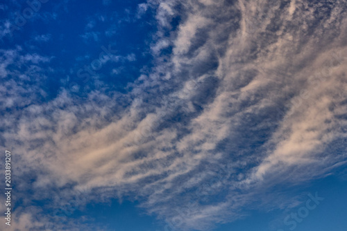 Fotografía Altocumulus-Wolken bilden ein feines Wellenmuster am tiefblauen Himmel