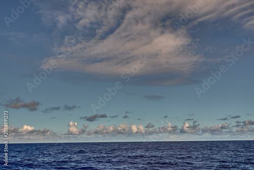 Bild auf Leinwand Weite Sicht über den Ozean mit geschichteten Wolkenformationen - Stratocumulus - am Horizont