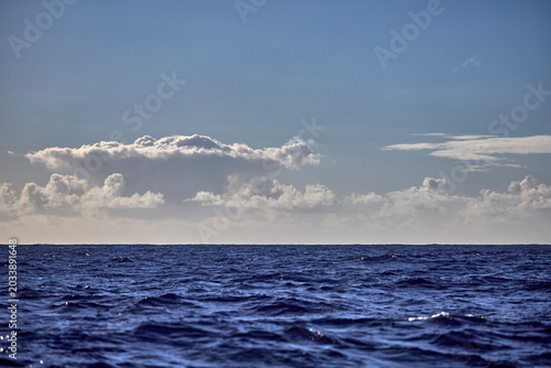 Foto Ruhige maritime Szene mit geschichteten Wolken über dem Ozean.