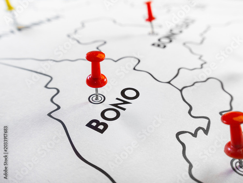 Quadro em tela A white regional map of Ghana with a focused red pushpin marking the Bono region, creating a clear visual for logistics, localized targeting, or business planning