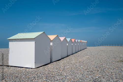 Cabanes de plage aux toits colorés plage du Tréport en france en normandie