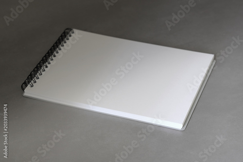 Foto Open notebook with blank pages.