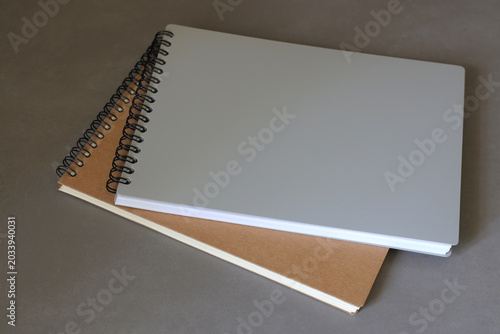 Foto Two notepads, diaries, notebooks on gray table background.