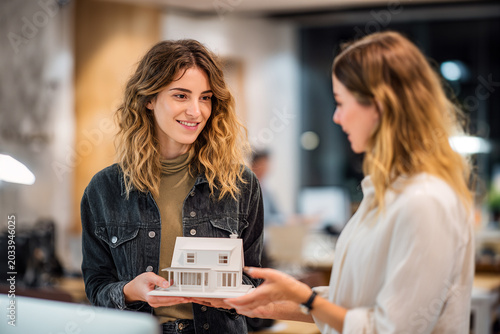 Design Projects by Women Architect Presents Model with Enthusiastic Collaboration in Modern