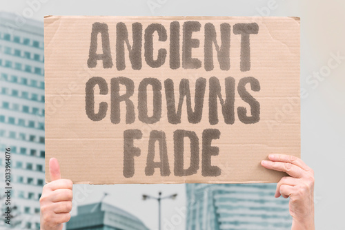 Bilde på lerret "Ancient Crowns Fade" Modern generations prefer public participation