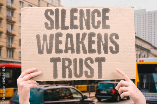 Fotografía "Silence Weakens Trust" Avoidance damages ordinary relationships slowly