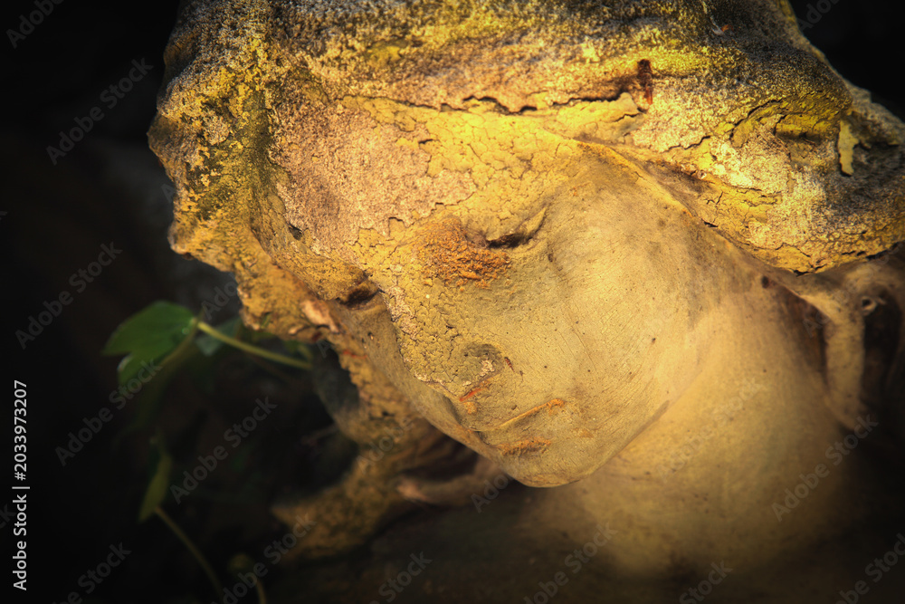 Obraz premium Glowing angel sculpture symbolizing hope and eternal peace.