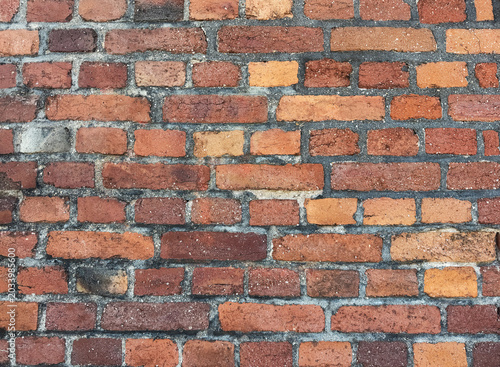 Alte rote Backsteinmauer mit verwitterter Struktur