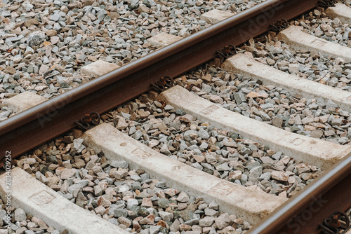 Foto Detailed view of railway track with gravel and concrete sleepers