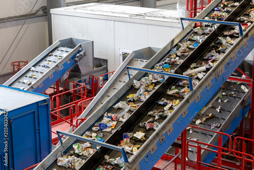 Foto Automated waste sorting conveyors in industrial recycling plant