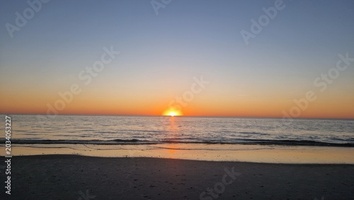 Sonnenuntergang über dem Meer am Horizont