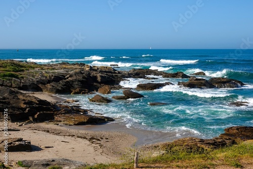 Plage rocheuse en Bretagne à Quiberon, avec tons éclatants