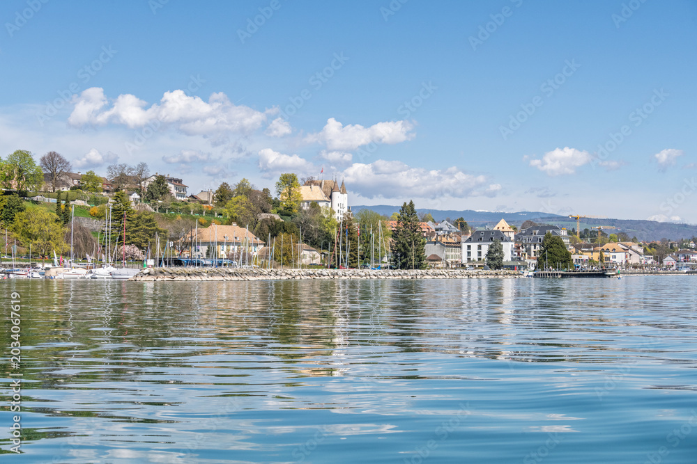 Obraz premium Le château de Nyon surplombant le port de plaisance et les eaux du lac Léman, Suisse