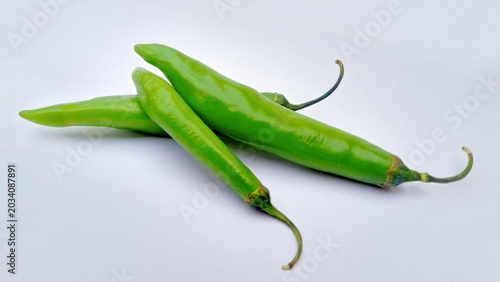 Foto green chili peppers, raw spicy green chili peppers isolated on white, fresh orga