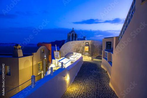 Fotografia Blue hour lane and old church in Oia