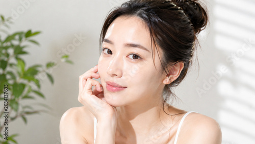 笑顔の美しい自然な雰囲気の女性、日本人女性美人モデルの写真。美容、スキンケア、コスメ広告用。