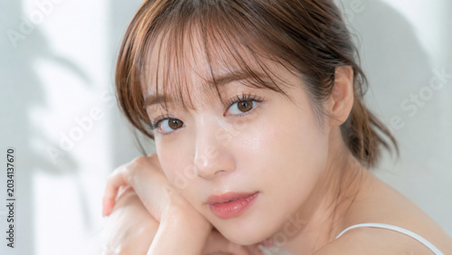 笑顔の美しい自然な雰囲気の女性、日本人女性美人モデルの写真。美容、スキンケア、コスメ広告用。