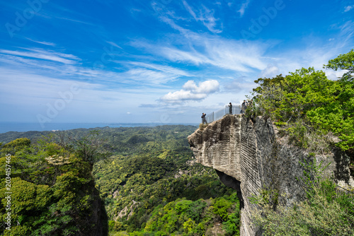 春の鋸山 地獄のぞきの断崖絶景　千葉県鋸南町