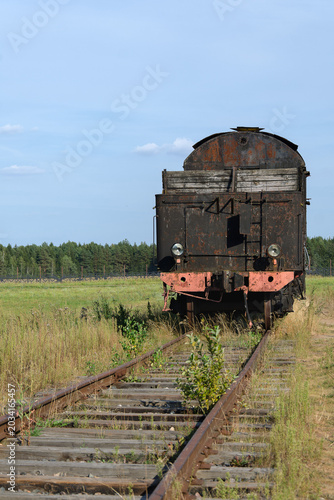 Fotografía Rear view of an old rusty vintage steam locomotive on abandoned railway tracks