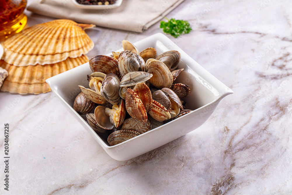 Fototapeta premium Steamed vongole clams with spices
