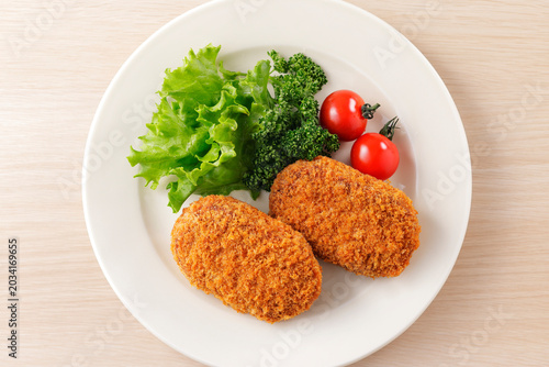 日本の家庭料理の定番、揚げたての牛肉コロッケ　Deep-fried beef croquettes (Korokke), a popular Japanese home-style dish