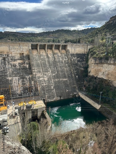 Foto Presa de hormigón gigante entre montañas y llena de agua