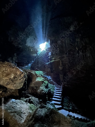 Rayo de luz del sol entrando por la entrada de una cueva