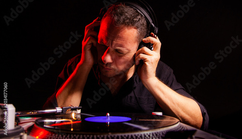 Konstfotografi Hombre joven escuchando un disco de vinilo con los auriculares
